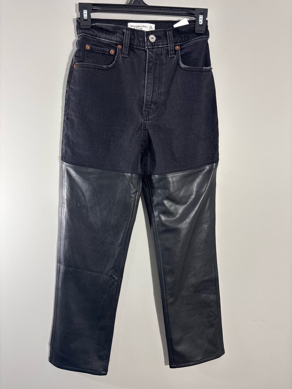 Abercrombie & Fitch 90s Straight Ultra High Rise Faux Leather Jeans 23/000 NWT - Picture 1 of 10